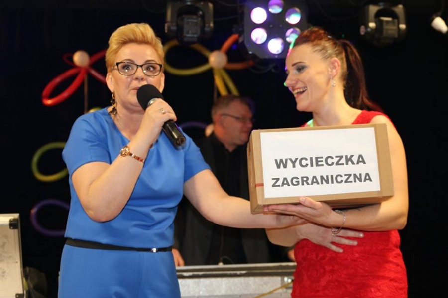 Wójt z gitarą, konkursy i tulipany. Panie obchodzą swoje święto