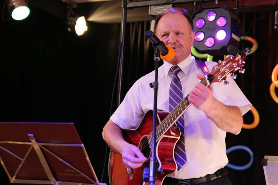 Wójt z gitarą, konkursy i tulipany. Panie obchodzą swoje święto