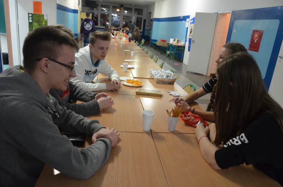 Do rana będą grać w planszówki, pokera i gry logiczne. Trwa Nocny Maraton w III LO