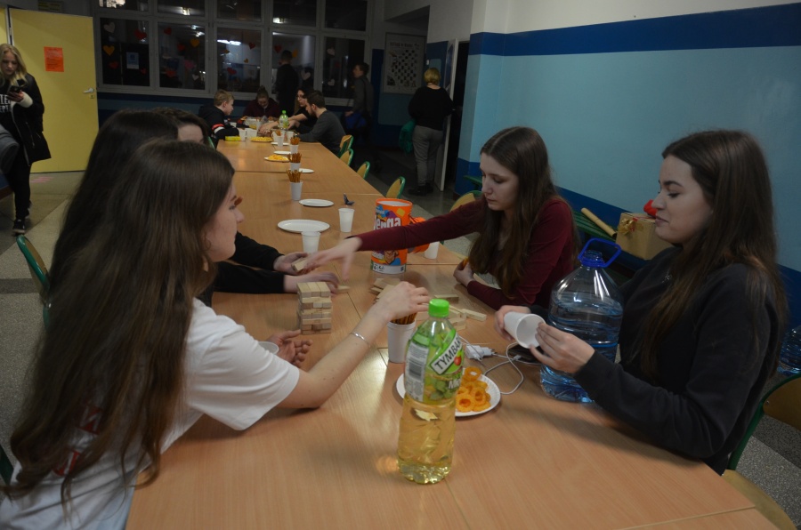 Do rana będą grać w planszówki, pokera i gry logiczne. Trwa Nocny Maraton w III LO