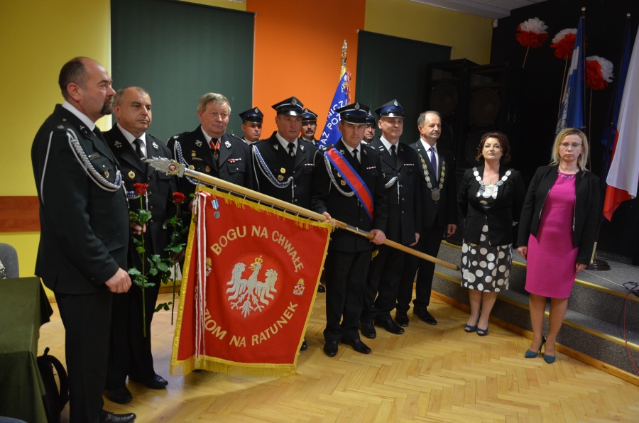 Mieszkańcy Kazimierza Biskupiego świętują rocznicę konstytucji. Wręczono odznaki honorowe