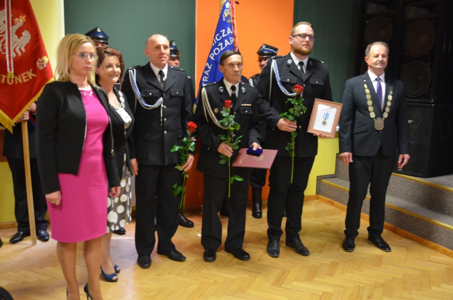 Mieszkańcy Kazimierza Biskupiego świętują rocznicę konstytucji. Wręczono odznaki honorowe