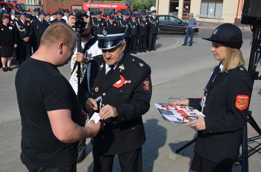 Odznaki dla druhów – starszych i młodszych. Dzień Strażaka w Wilczynie