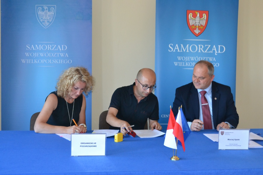 Obozy, wycieczki, festyny. Rozdano pieniądze na projekty edukacyjne