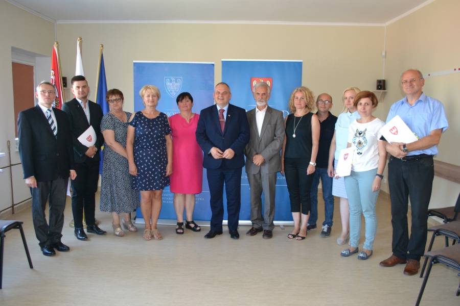 Obozy, wycieczki, festyny. Rozdano pieniądze na projekty edukacyjne