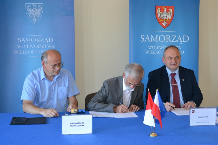 Obozy, wycieczki, festyny. Rozdano pieniądze na projekty edukacyjne