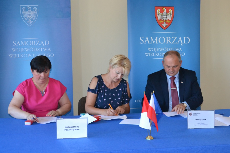 Obozy, wycieczki, festyny. Rozdano pieniądze na projekty edukacyjne