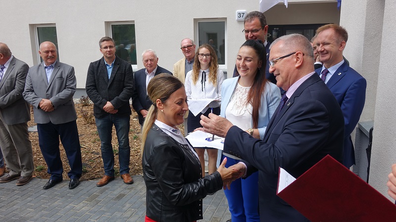 Budynek za ponad 6 milionów złotych. Odebrali klucze do nowych mieszkań