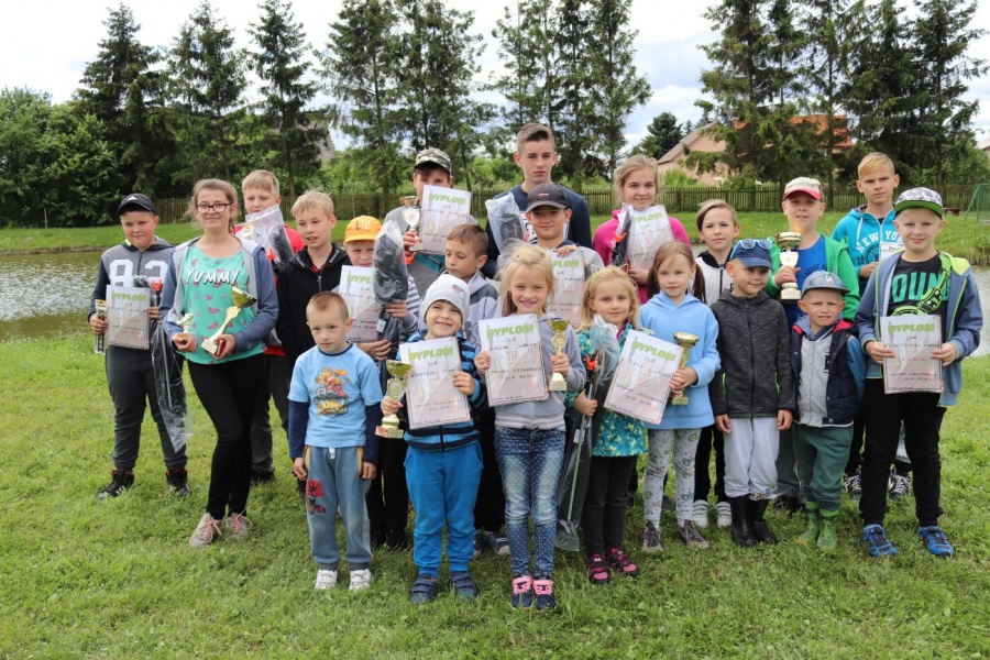 Dzieci łowiły ryby. Zawody nad stawami