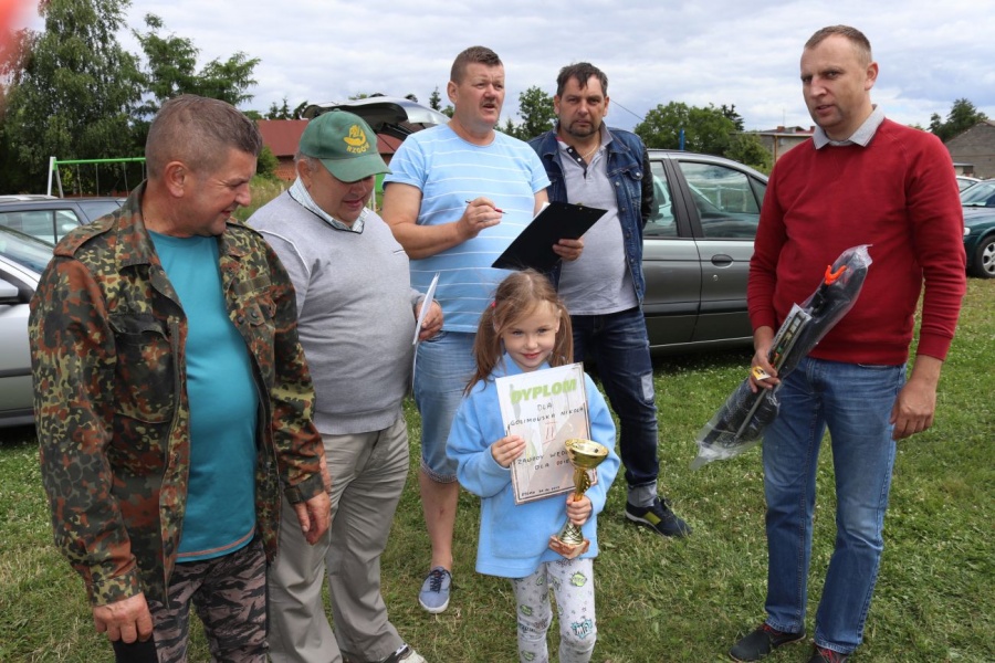 Dzieci łowiły ryby. Zawody nad stawami