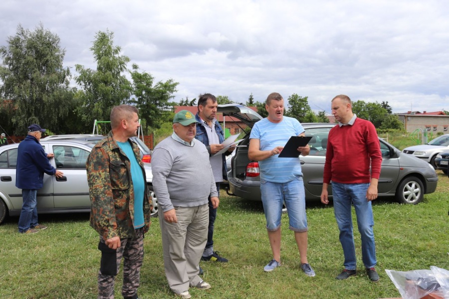 Dzieci łowiły ryby. Zawody nad stawami