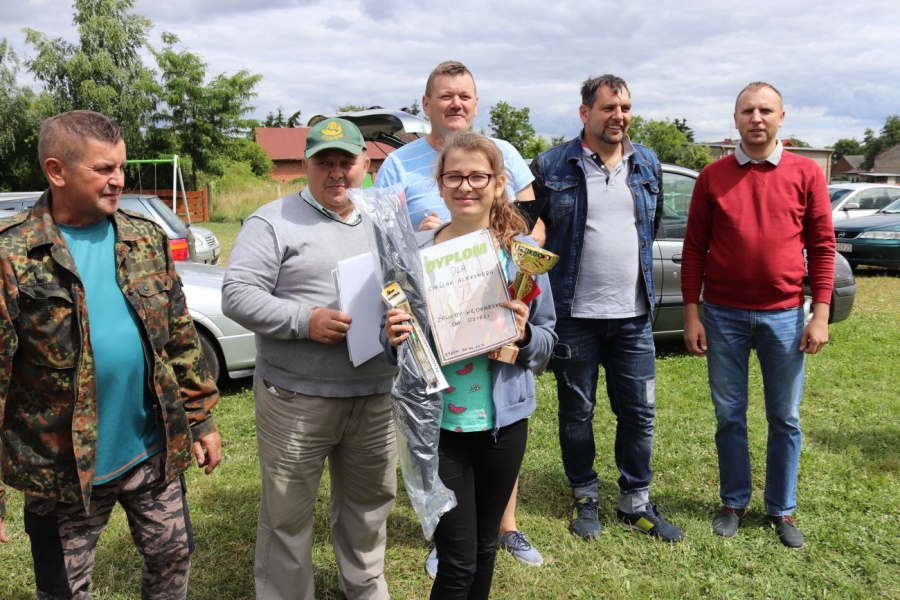 Dzieci łowiły ryby. Zawody nad stawami