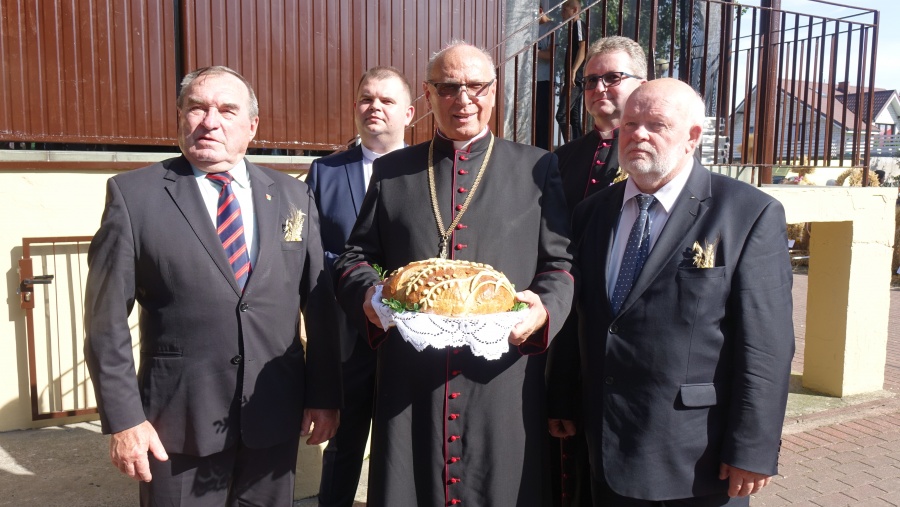 „Szczęść Boże polskim rolnikom”. W Kramsku nie brakuje dziś bochnów chleba i podziękowań