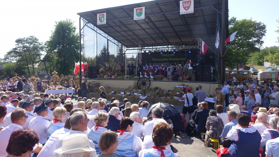 „Szczęść Boże polskim rolnikom”. W Kramsku nie brakuje dziś bochnów chleba i podziękowań