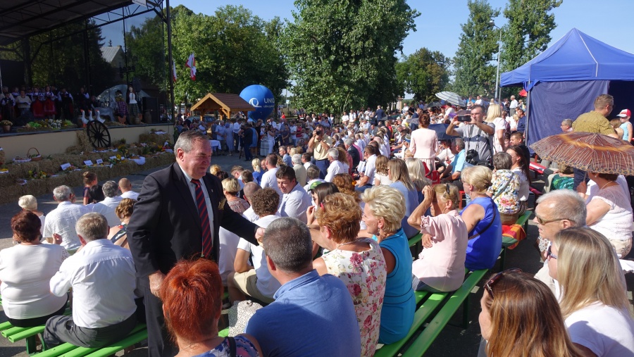 „Szczęść Boże polskim rolnikom”. W Kramsku nie brakuje dziś bochnów chleba i podziękowań