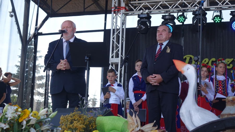 „Szczęść Boże polskim rolnikom”. W Kramsku nie brakuje dziś bochnów chleba i podziękowań