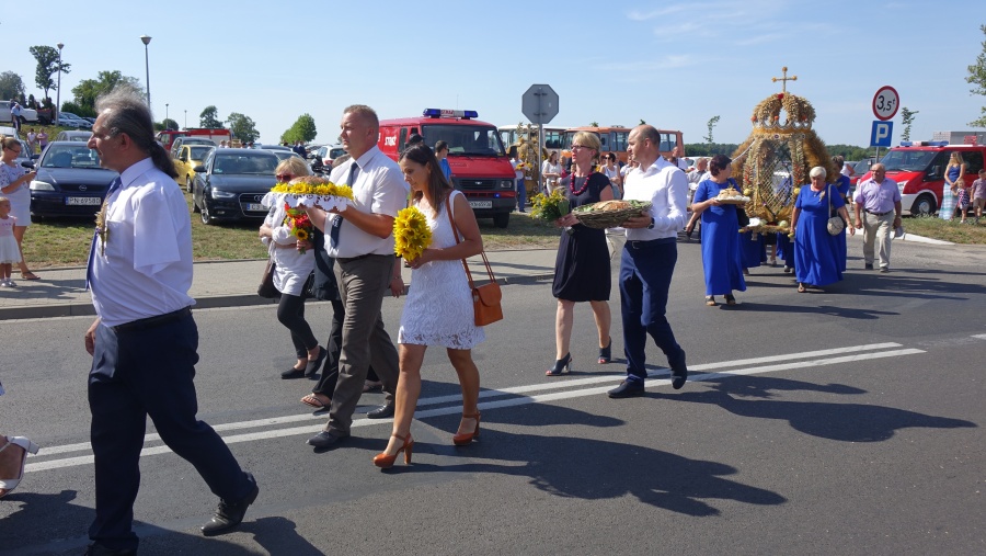 „Szczęść Boże polskim rolnikom”. W Kramsku nie brakuje dziś bochnów chleba i podziękowań