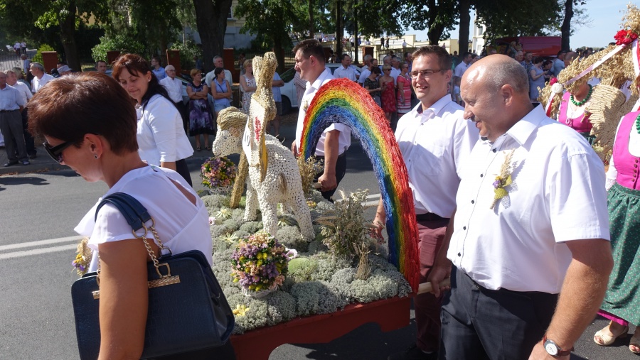 „Szczęść Boże polskim rolnikom”. W Kramsku nie brakuje dziś bochnów chleba i podziękowań