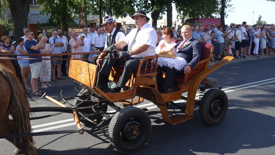 „Szczęść Boże polskim rolnikom”. W Kramsku nie brakuje dziś bochnów chleba i podziękowań