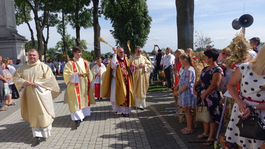 „Szczęść Boże polskim rolnikom”. W Kramsku nie brakuje dziś bochnów chleba i podziękowań