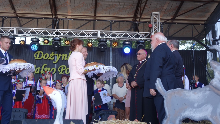 „Szczęść Boże polskim rolnikom”. W Kramsku nie brakuje dziś bochnów chleba i podziękowań
