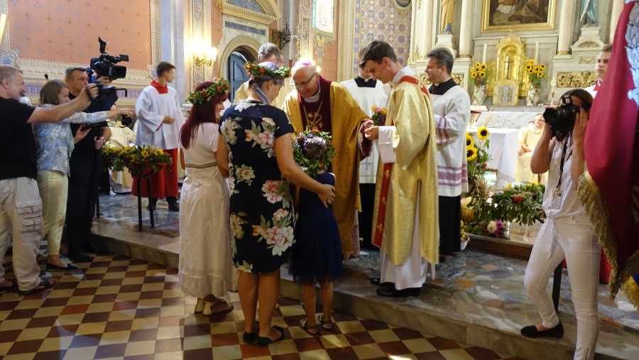 „Szczęść Boże polskim rolnikom”. W Kramsku nie brakuje dziś bochnów chleba i podziękowań