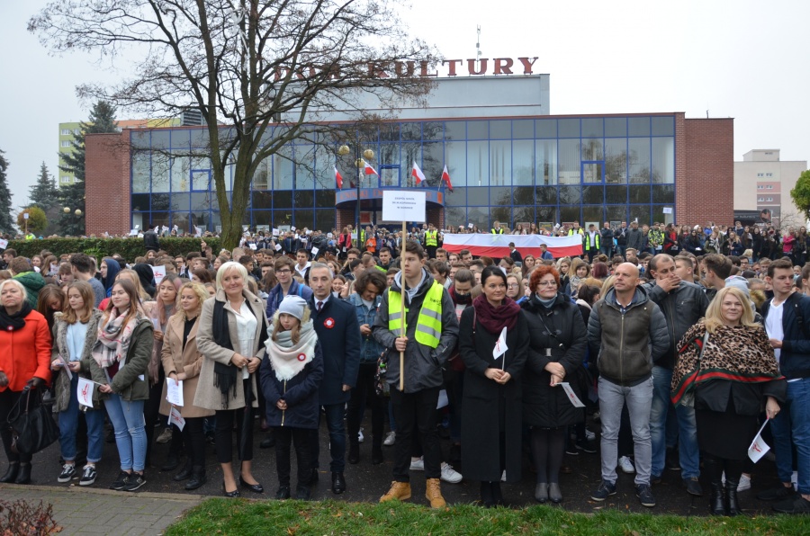 Dokładnie o godz. 11.11 uczniowie zaśpiewali hymn na placu Niepodległości