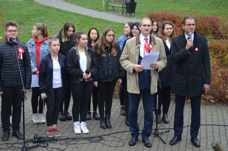 Dokładnie o godz. 11.11 uczniowie zaśpiewali hymn na placu Niepodległości