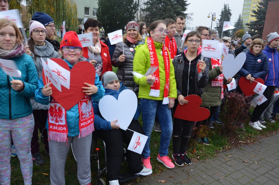 Dokładnie o godz. 11.11 uczniowie zaśpiewali hymn na placu Niepodległości