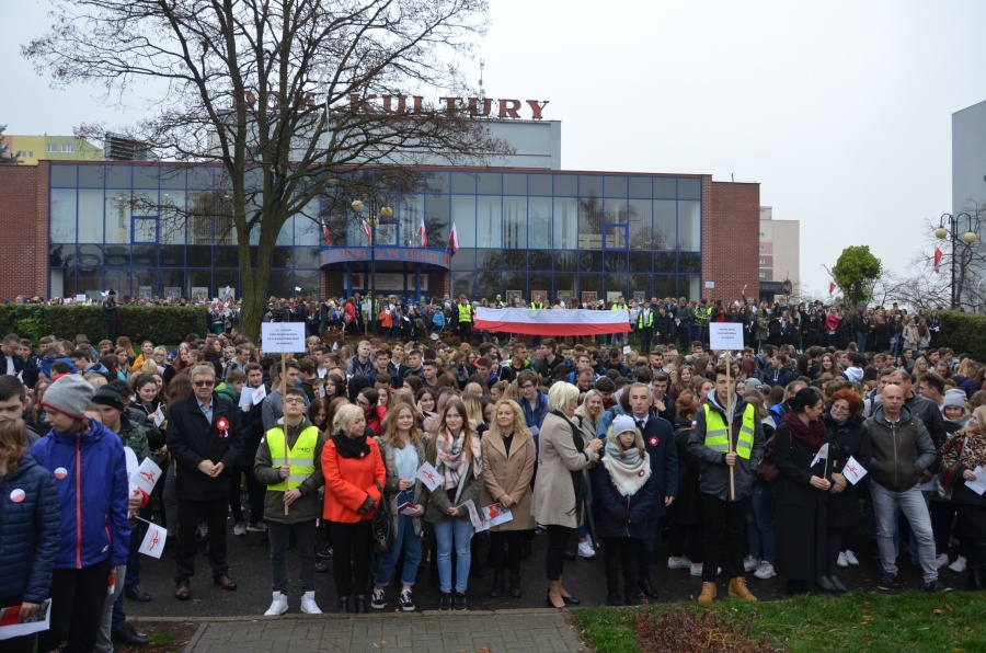 Dokładnie o godz. 11.11 uczniowie zaśpiewali hymn na placu Niepodległości