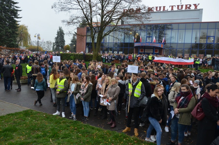 Dokładnie o godz. 11.11 uczniowie zaśpiewali hymn na placu Niepodległości
