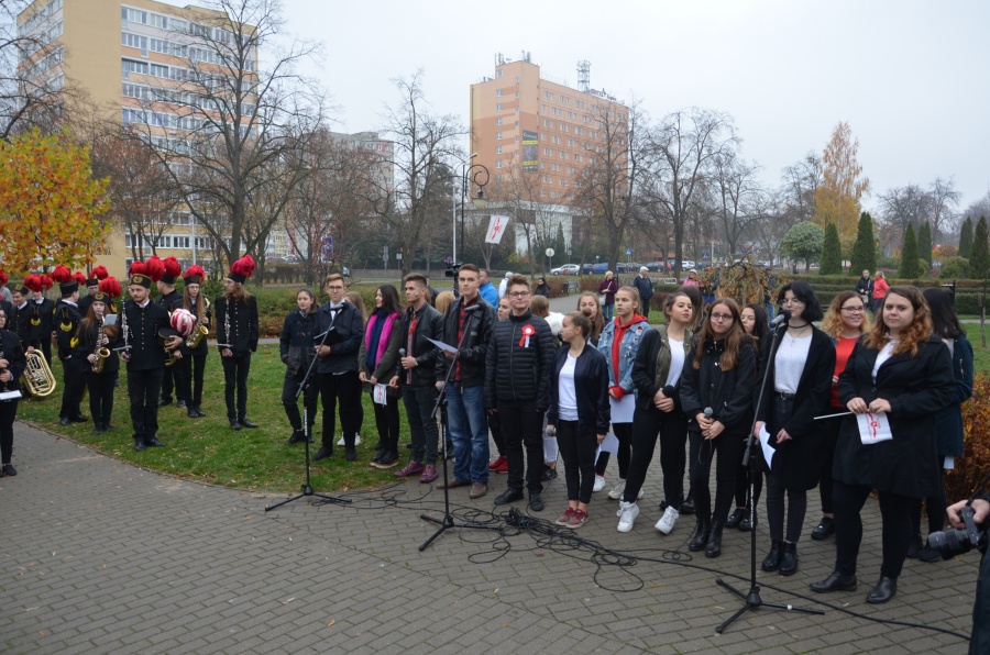 Dokładnie o godz. 11.11 uczniowie zaśpiewali hymn na placu Niepodległości