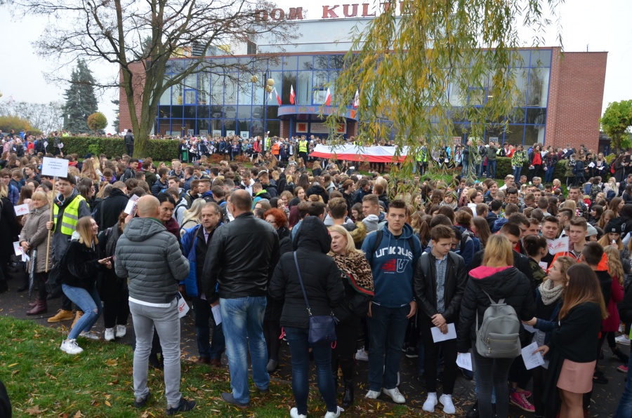 Dokładnie o godz. 11.11 uczniowie zaśpiewali hymn na placu Niepodległości