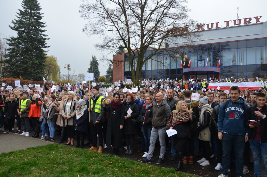 Dokładnie o godz. 11.11 uczniowie zaśpiewali hymn na placu Niepodległości