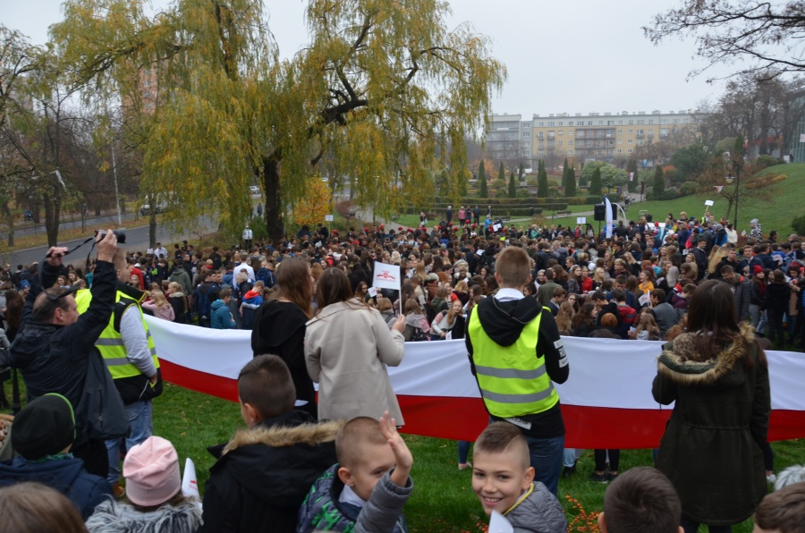 Dokładnie o godz. 11.11 uczniowie zaśpiewali hymn na placu Niepodległości