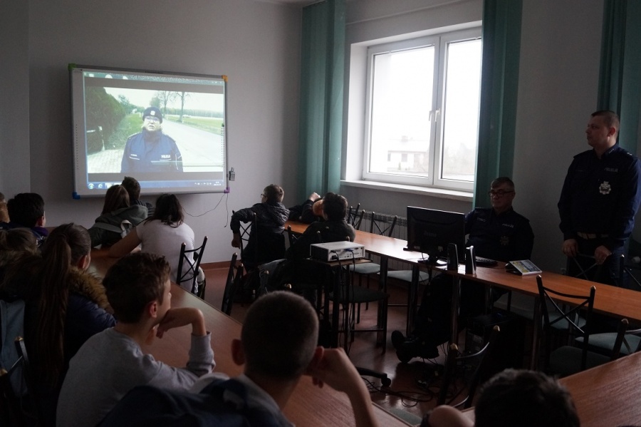 O mowie nienawiści. Lekcja w sądzie i komendzie policji