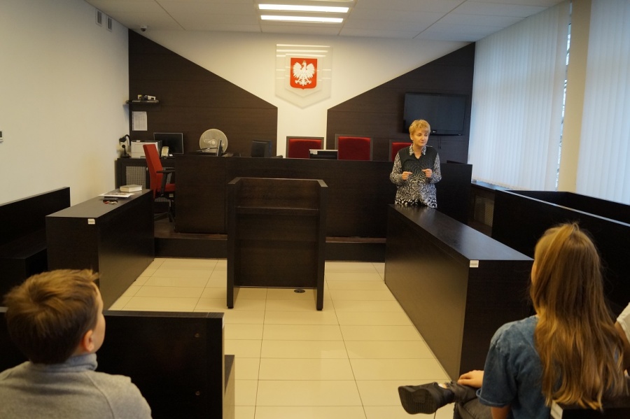 O mowie nienawiści. Lekcja w sądzie i komendzie policji
