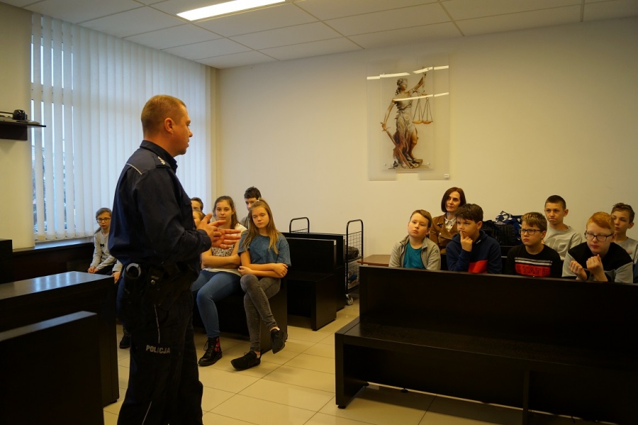 O mowie nienawiści. Lekcja w sądzie i komendzie policji