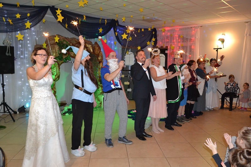 Urzędnicy w roli bajkowych postaci. Edukacyjne Mikołajki w Wielołęce