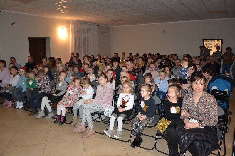 Urzędnicy w roli bajkowych postaci. Edukacyjne Mikołajki w Wielołęce