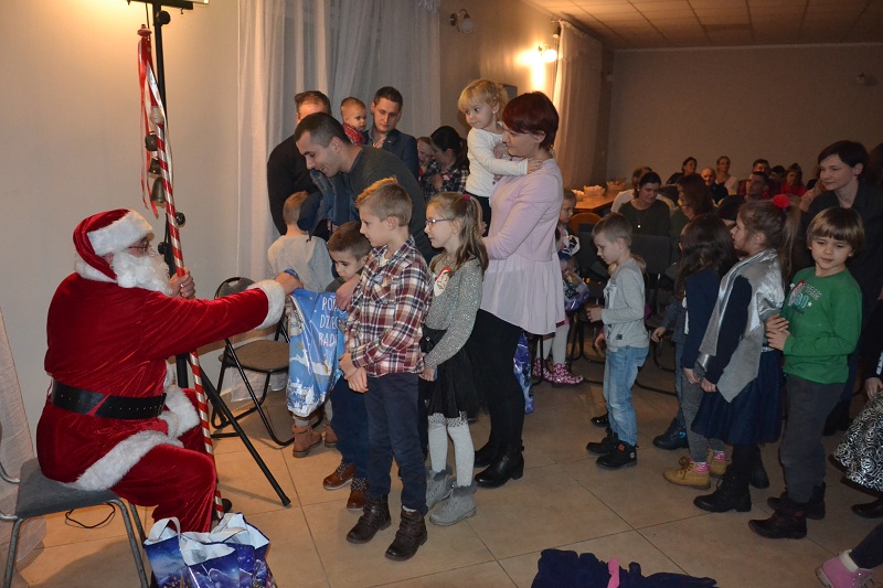 Urzędnicy w roli bajkowych postaci. Edukacyjne Mikołajki w Wielołęce