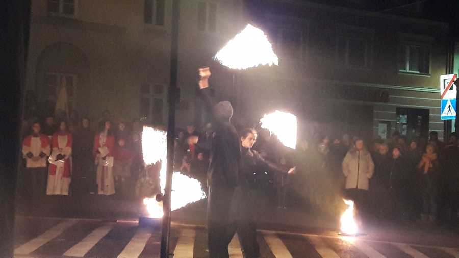 Świętowali Narodziny Dobra. Uliczne jasełka przyciągnęły setki mieszkańców