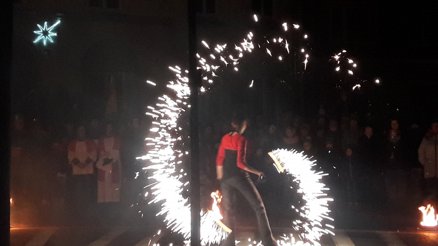 Świętowali Narodziny Dobra. Uliczne jasełka przyciągnęły setki mieszkańców