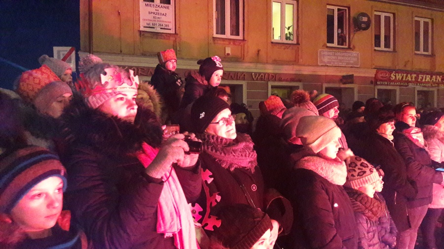 Świętowali Narodziny Dobra. Uliczne jasełka przyciągnęły setki mieszkańców