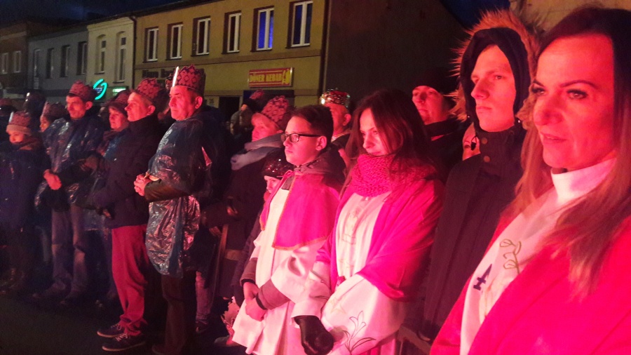 Świętowali Narodziny Dobra. Uliczne jasełka przyciągnęły setki mieszkańców