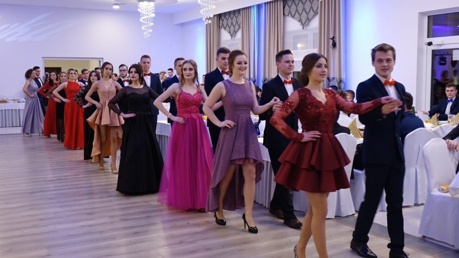 Na parkiecie 200 osób. Studniówka Zespołu Szkół Budownictwa i Kształcenia Zawodowego w Koninie