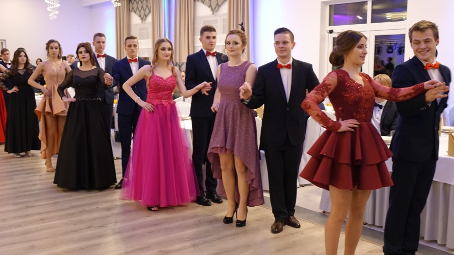 Na parkiecie 200 osób. Studniówka Zespołu Szkół Budownictwa i Kształcenia Zawodowego w Koninie
