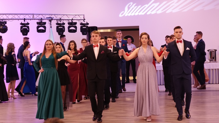 Na parkiecie 200 osób. Studniówka Zespołu Szkół Budownictwa i Kształcenia Zawodowego w Koninie