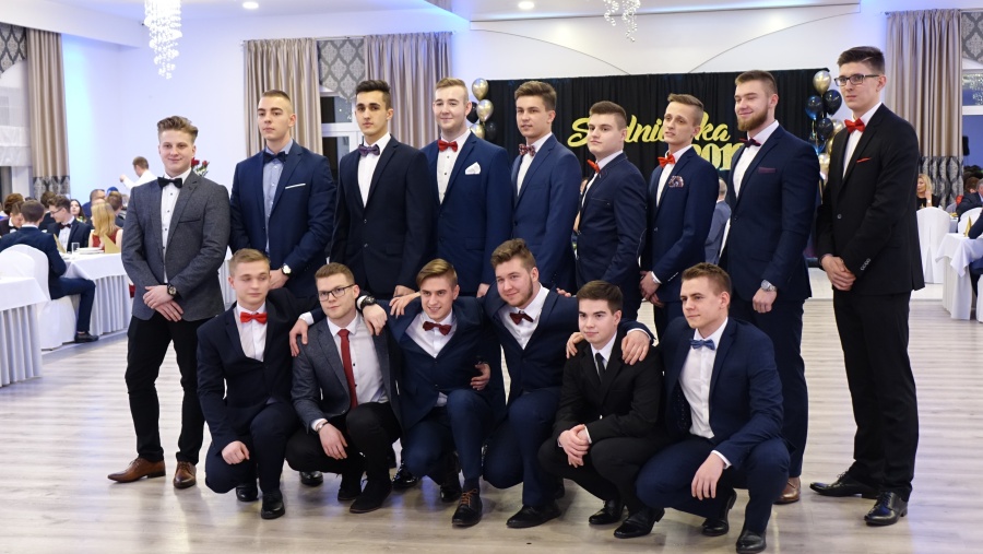 Na parkiecie 200 osób. Studniówka Zespołu Szkół Budownictwa i Kształcenia Zawodowego w Koninie