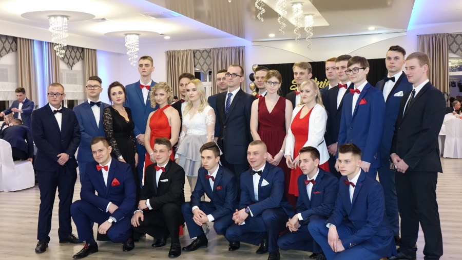 Na parkiecie 200 osób. Studniówka Zespołu Szkół Budownictwa i Kształcenia Zawodowego w Koninie